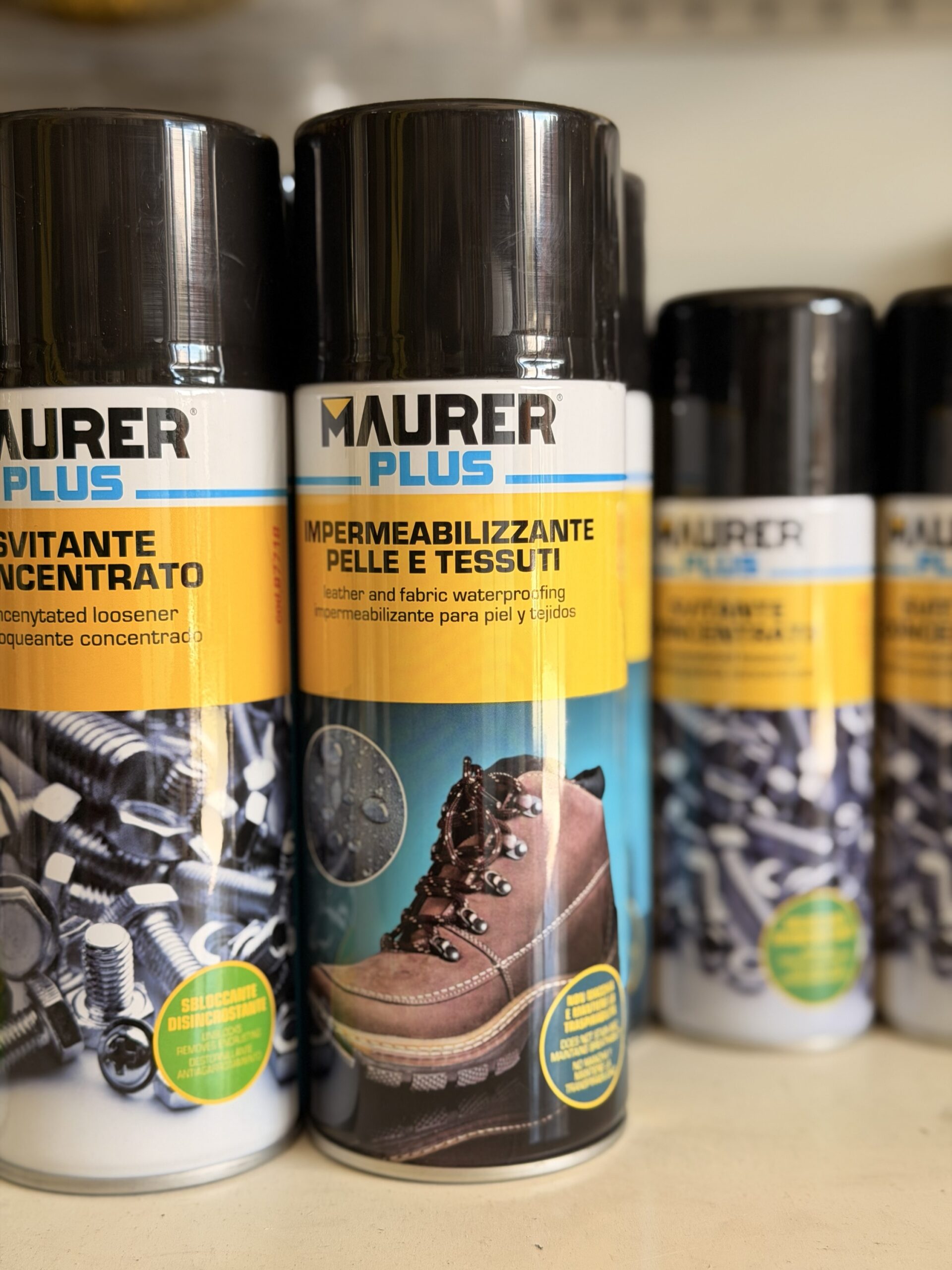 Maurer Maurer Plus Impermeabilizzante Pelle e Tessuti Spray 400 ml – Protettivo Idrorepellente per Scarpe, Abbigliamento e Tessuti 1 Maurer Maurer Plus Impermeabilizzante Pelle e Tessuti Spray 400 ml – Protettivo Idrorepellente per Scarpe, Abbigliamento e Tessuti